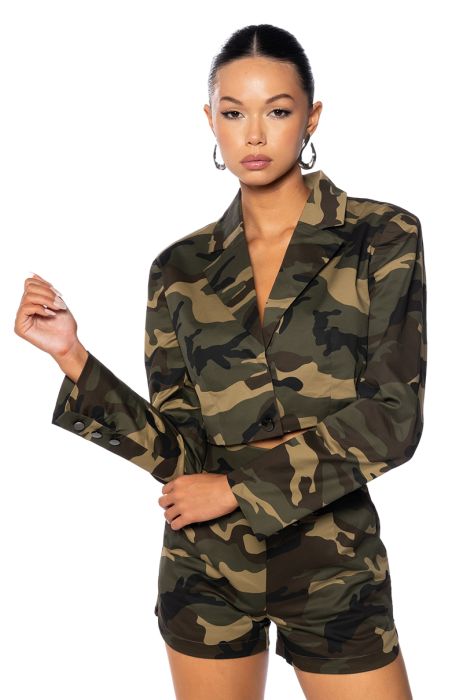 HANSEL CAMO CROPPED BLAZER IN CAMO