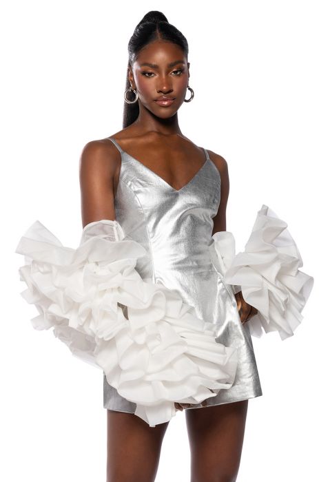 THE RUFFLE SHAWL IN WHITE